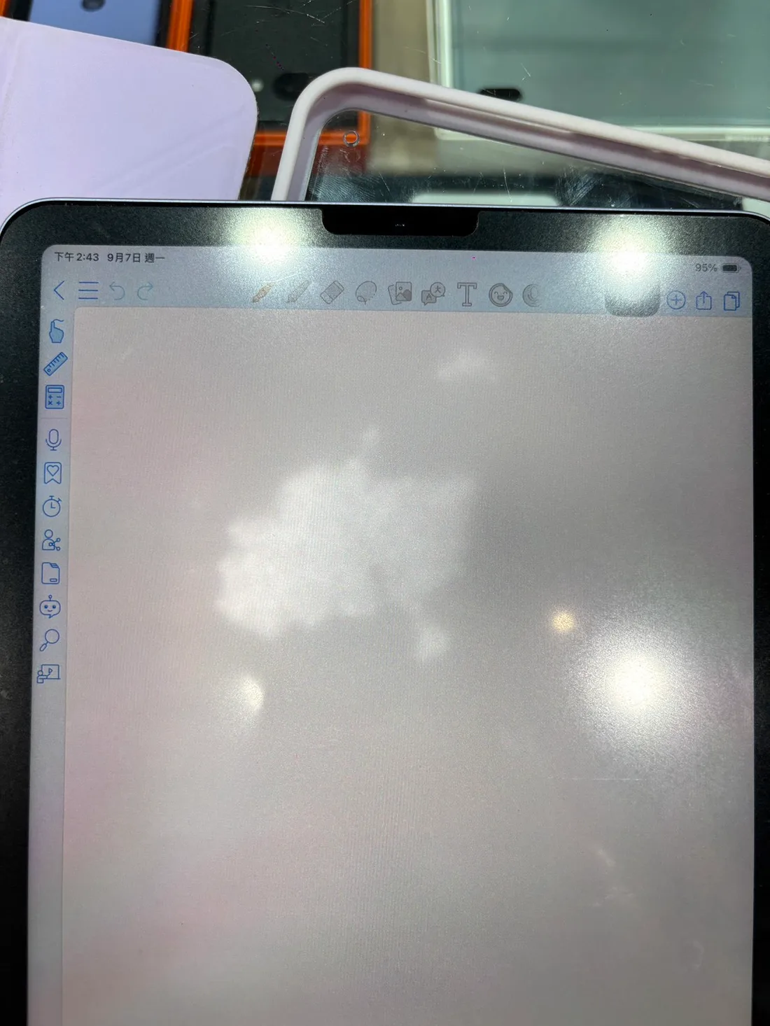 iPad Air 5 白底筆記畫面出現雲狀亮斑,背光受損