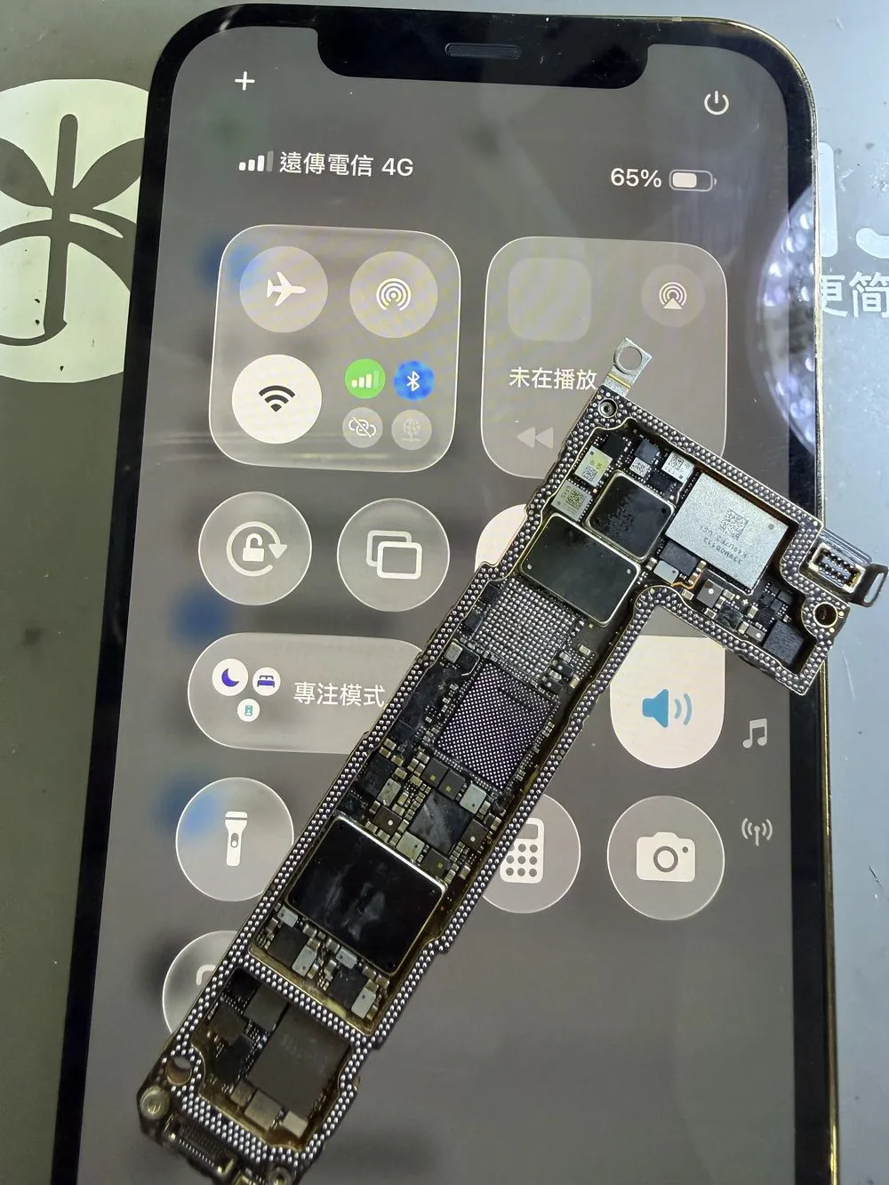 iPhone 13 Pro 拆出的主機板,修復後手機成功開機
