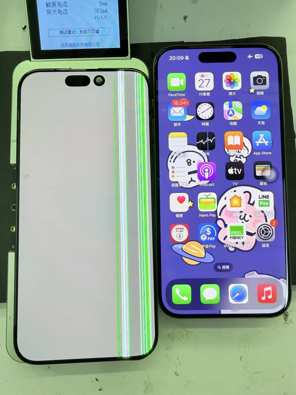 iPhone 15 螢幕內爆,左邊舊螢幕白屏加彩色線條,右邊換上新螢幕總成後正常顯示