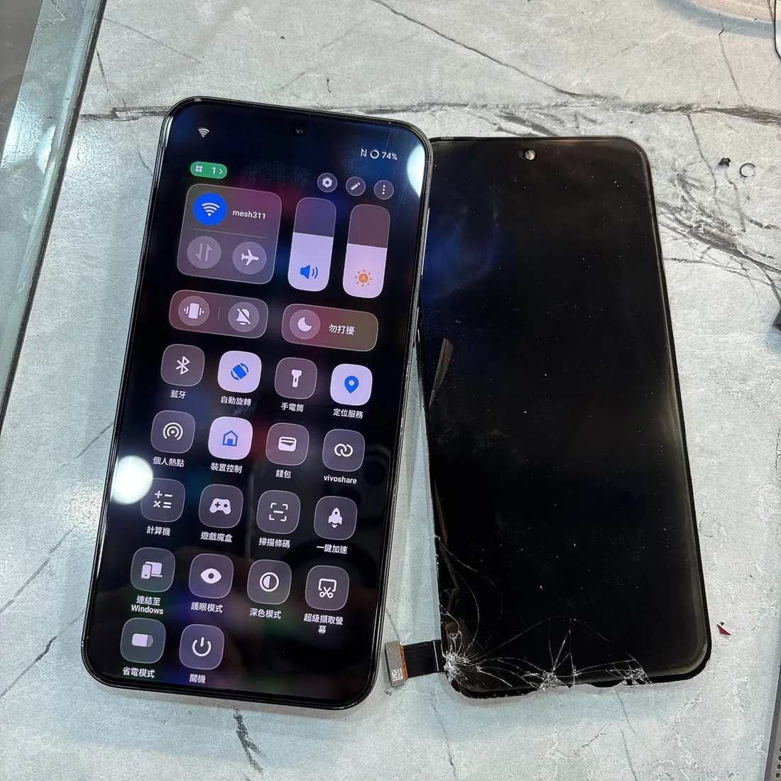 vivo X200 FE 左邊是換好的新螢幕,右邊是拆下的碎裂舊螢幕