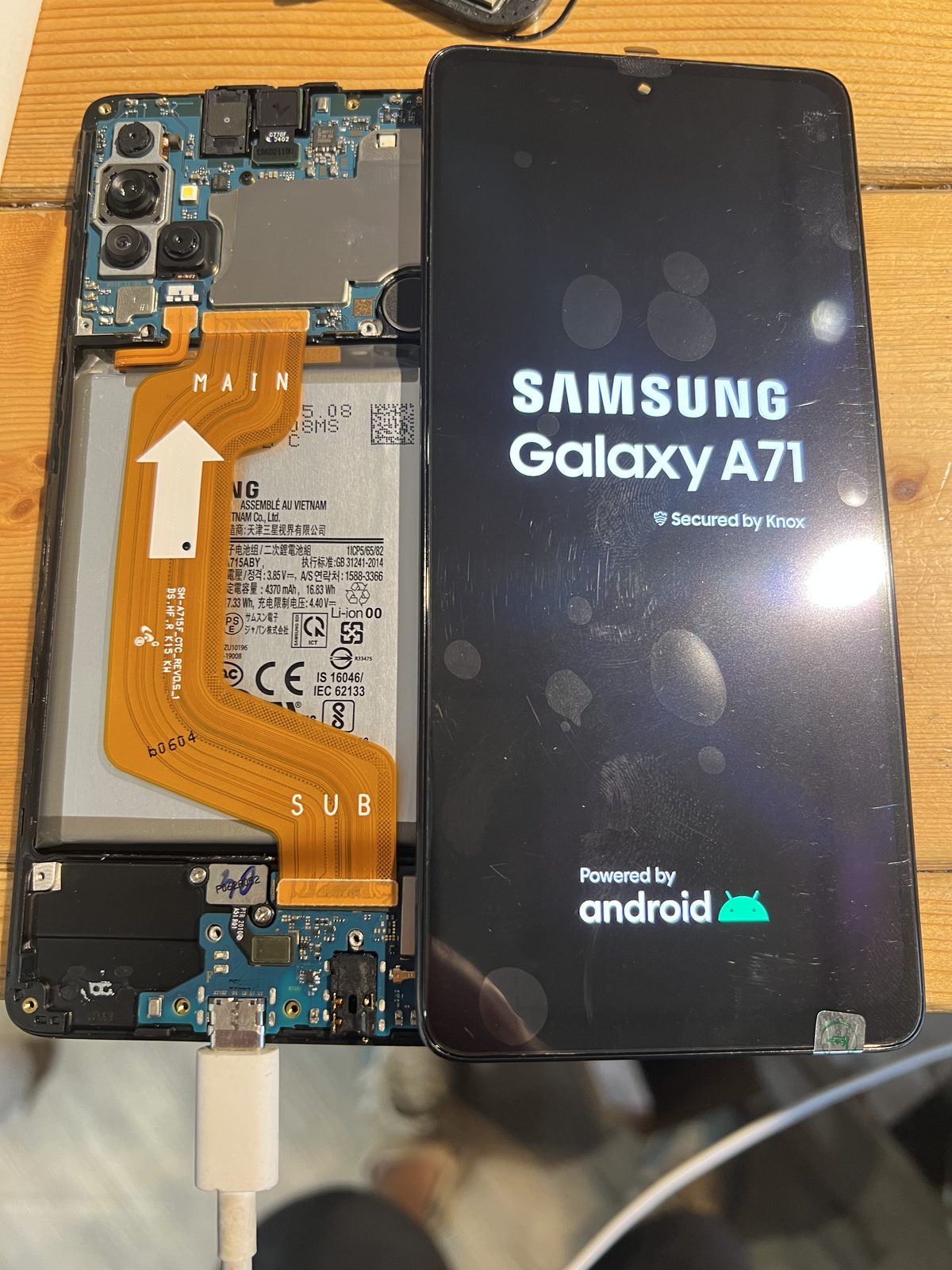 Galaxy A71 拆機後接上螢幕測試,可以正常顯示開機畫面