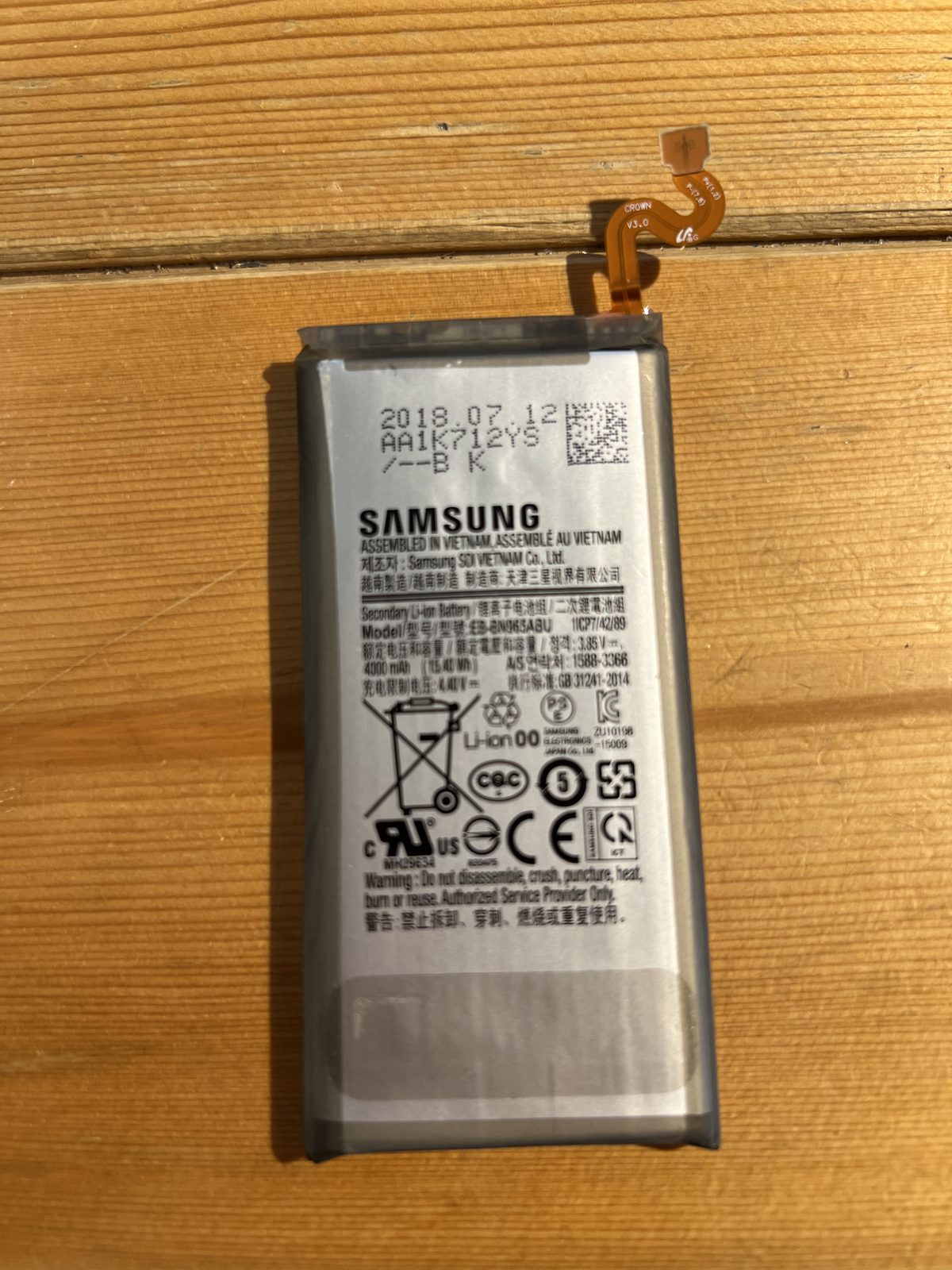從 Galaxy Note 9 拆下的原廠電池,標籤印著製造日期 2018.07.12
