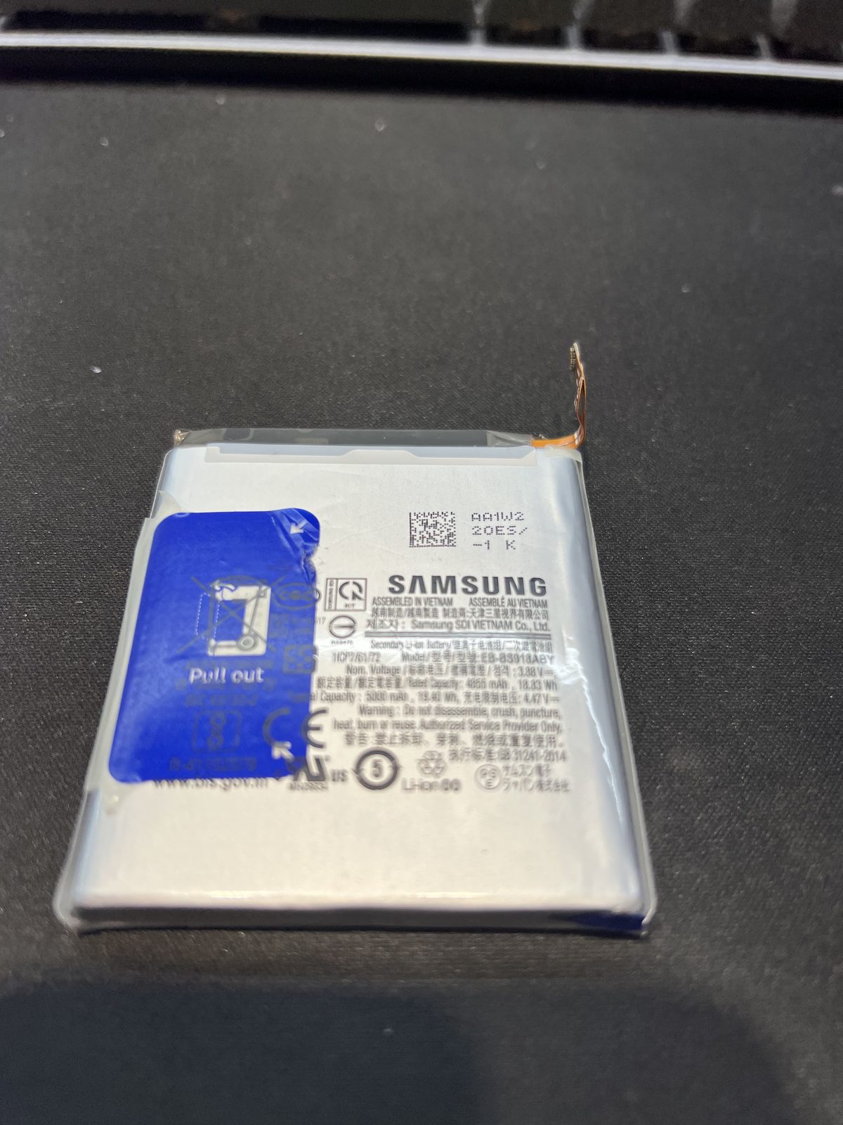從 Galaxy S23 Ultra 拆下的膨脹電池,型號 EB-BS918ABY,5000mAh