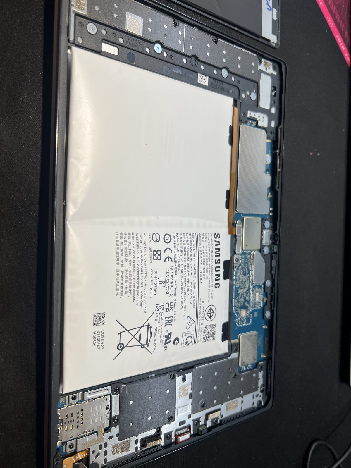 Galaxy Tab A8 平板拆機後,中央是膨脹變形的電池