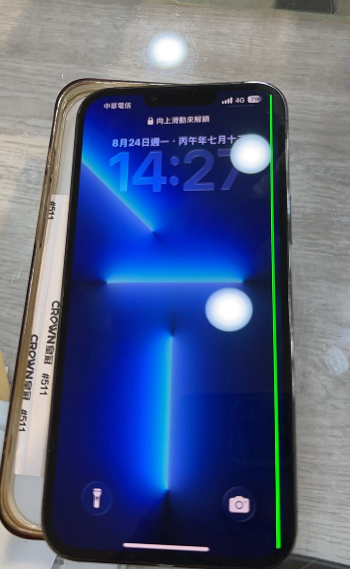 iPhone 螢幕右側出現一條由上到下的綠色直線