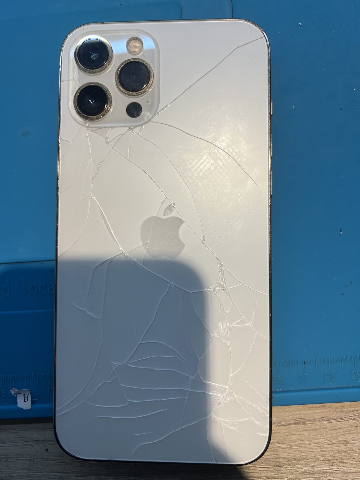 iPhone 12 Pro Max 背面玻璃從鏡頭處放射狀整片龜裂,送修時的狀況