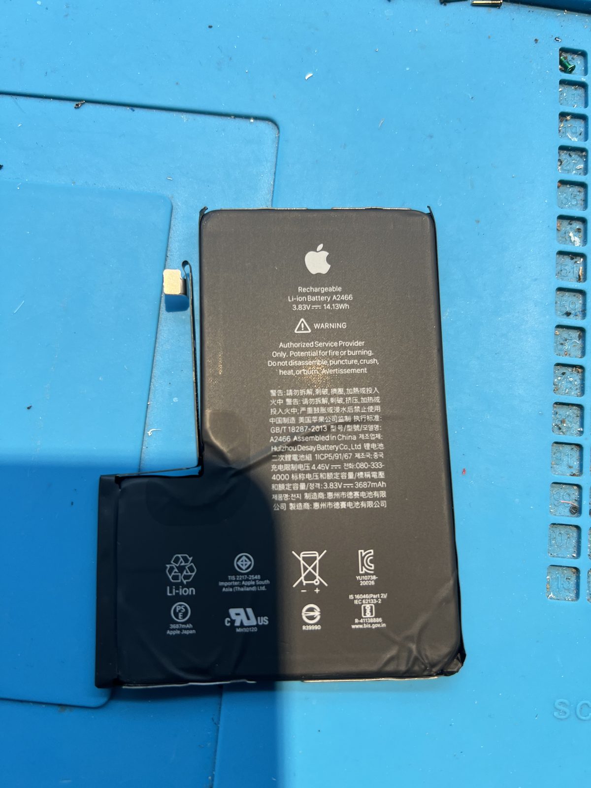 從 iPhone 12 Pro Max 拆下的舊電池,型號 A2466,3687mAh