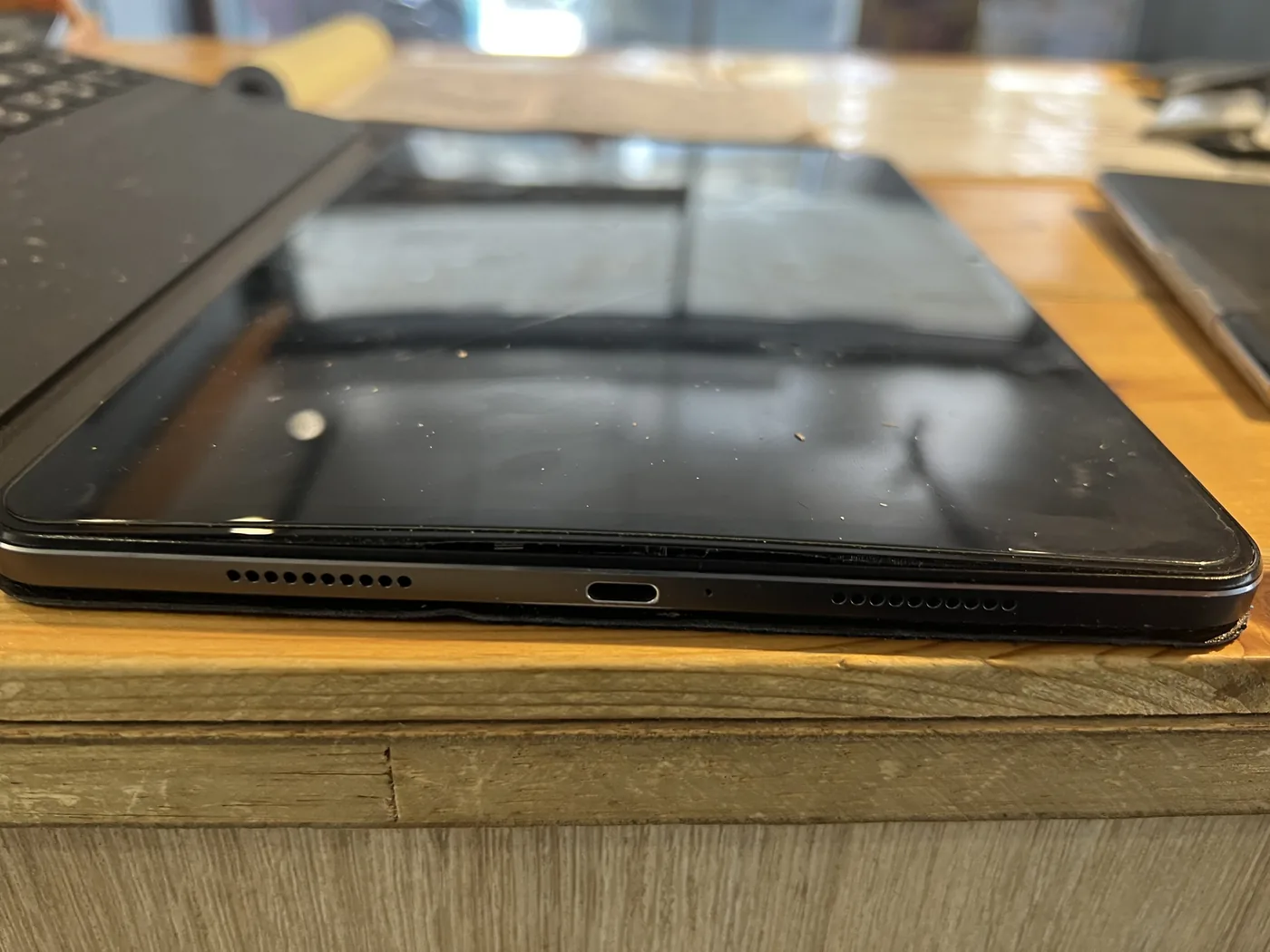 iPad Air 側面,螢幕玻璃被膨脹的電池頂起,和機框之間出現縫隙