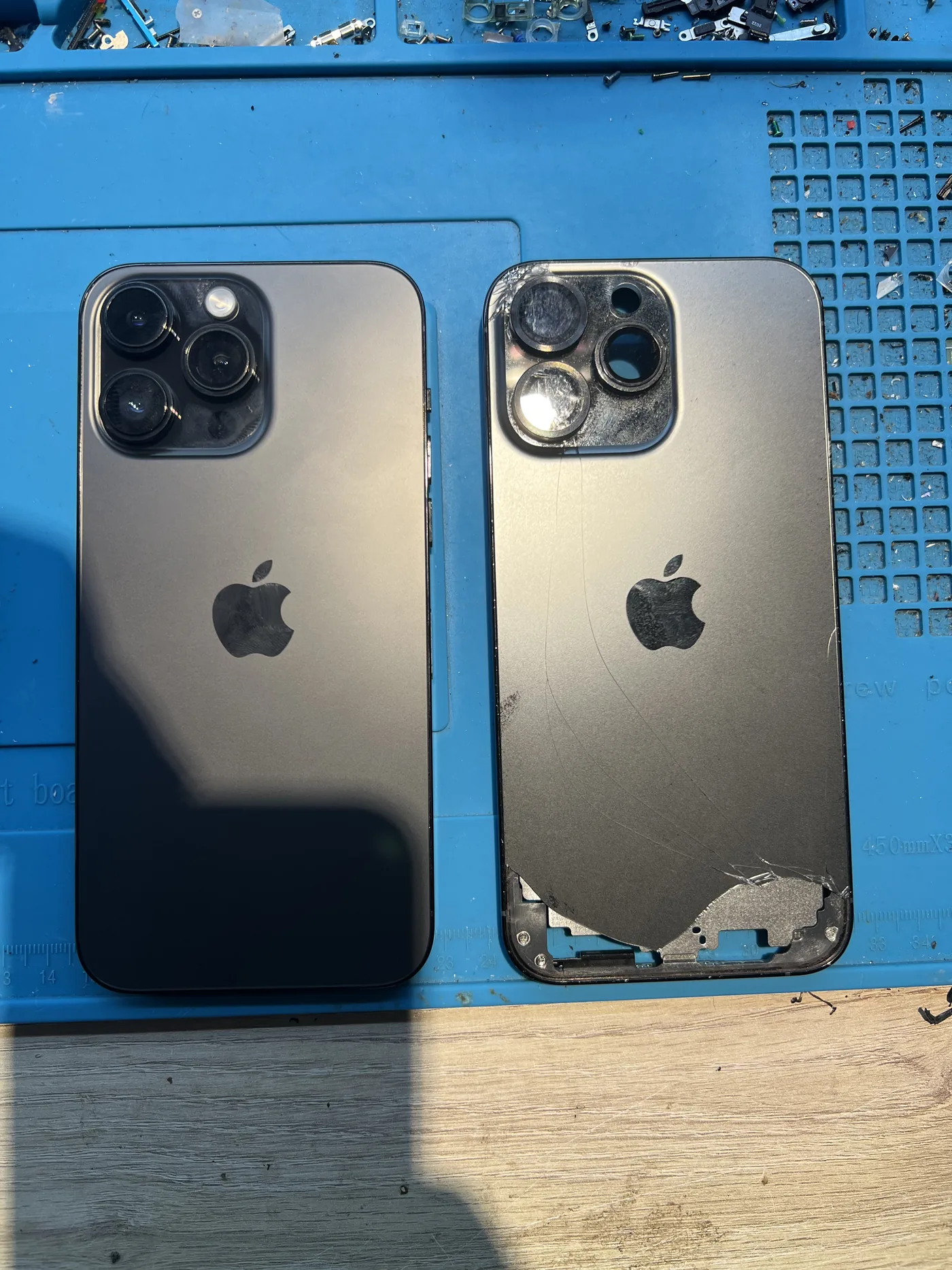 iPhone 14 Pro Max 左邊是換好的新背蓋,右邊是拆下的破裂原機背蓋
