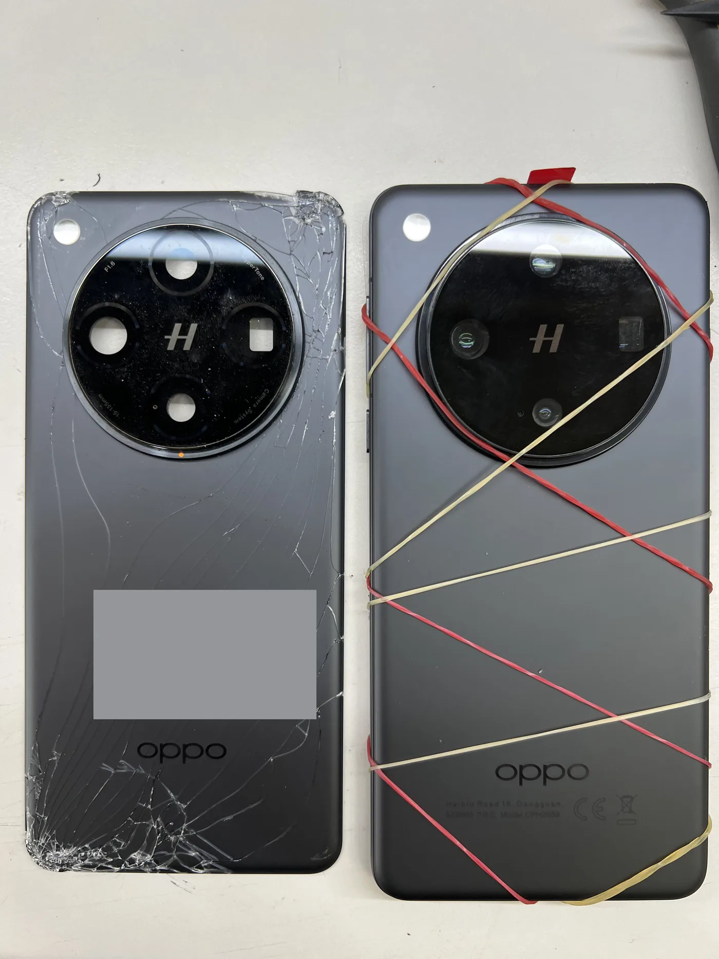 OPPO Find X8 Pro 左邊是拆下的破裂舊背蓋,右邊是換上新背蓋後用橡皮筋固定的機身