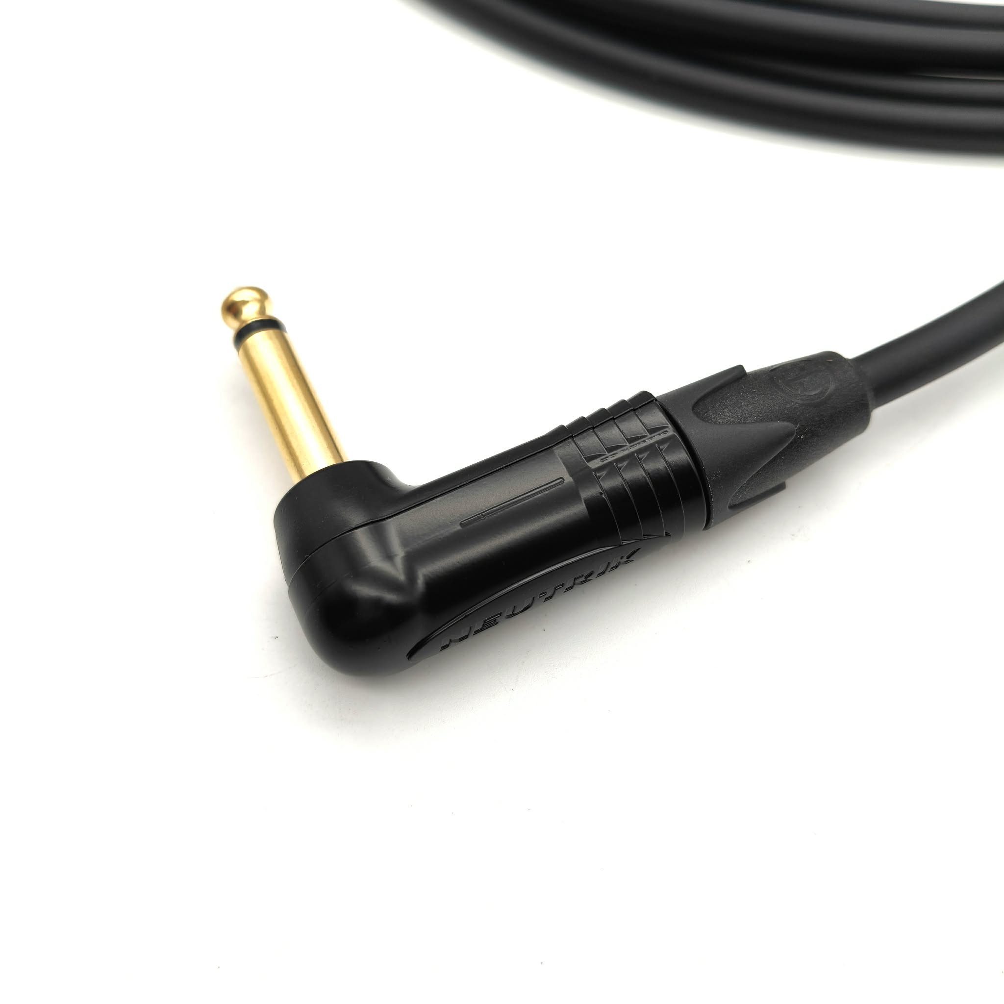 Neutrik NP2RX-B 彎頭特寫,插頭與線身呈 90 度