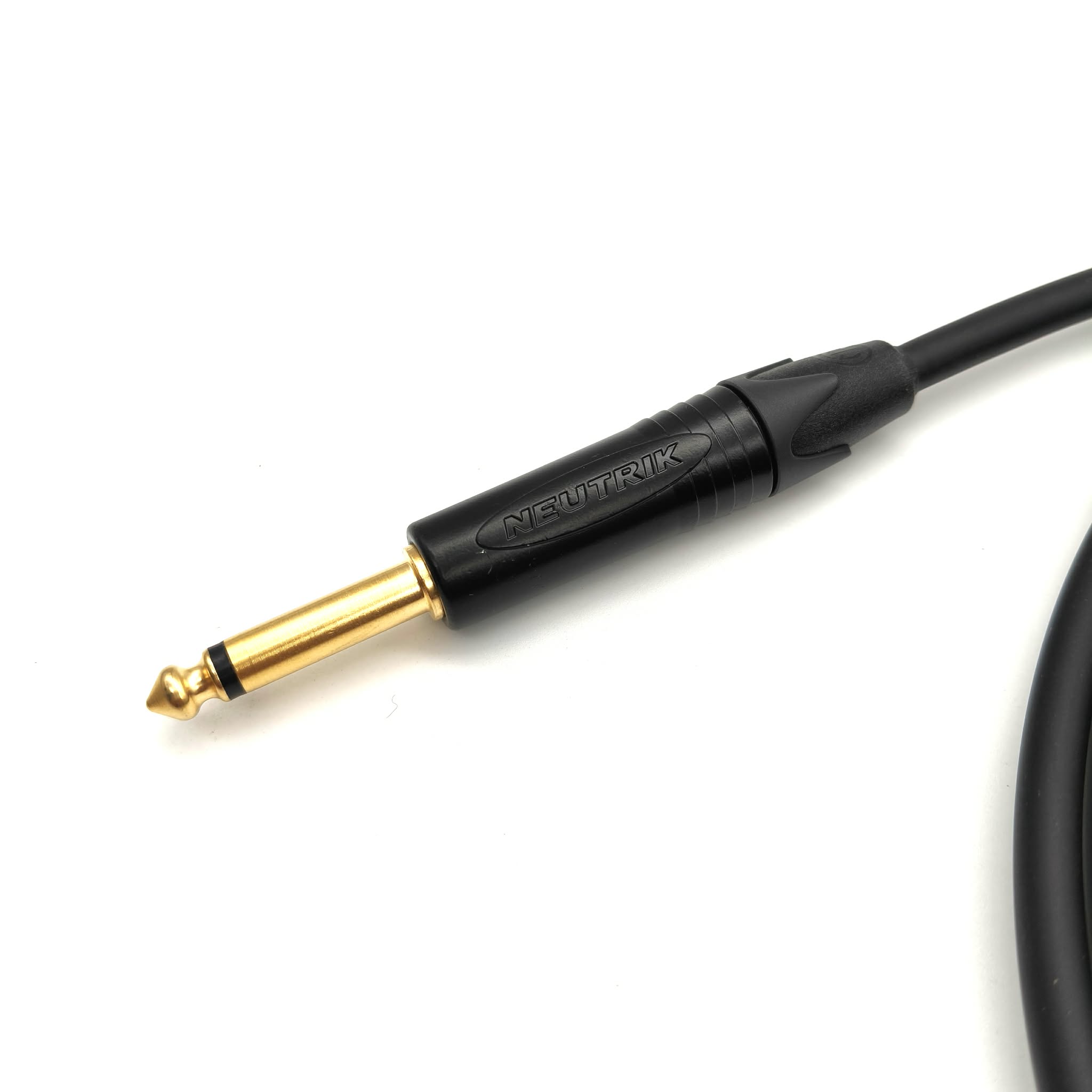 Neutrik NP2X-B 直頭特寫,黑色外殼與鍍金接點