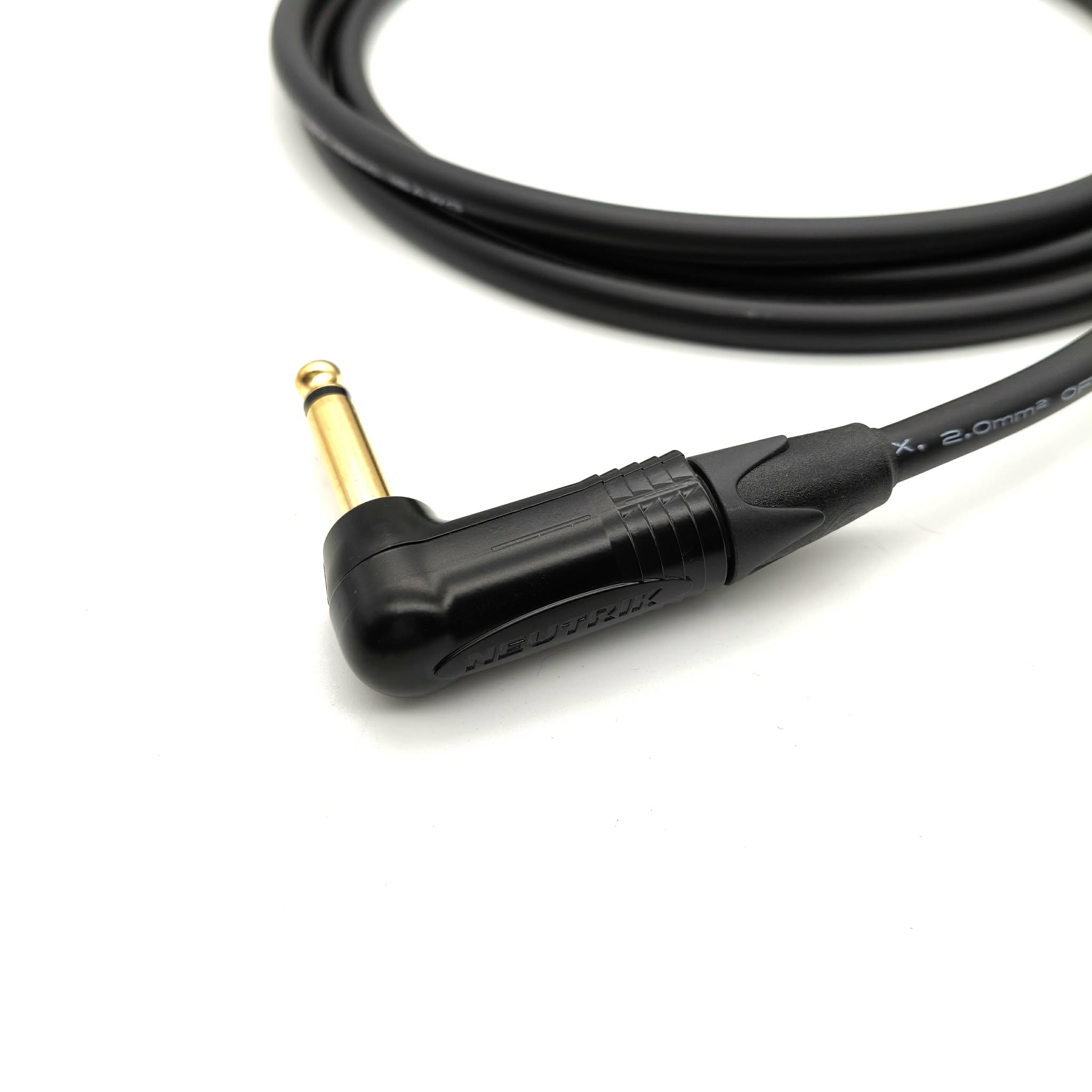Neutrik NP2RX-B 彎頭特寫,黑色外殼與鍍金接點,插頭與線身呈 90 度