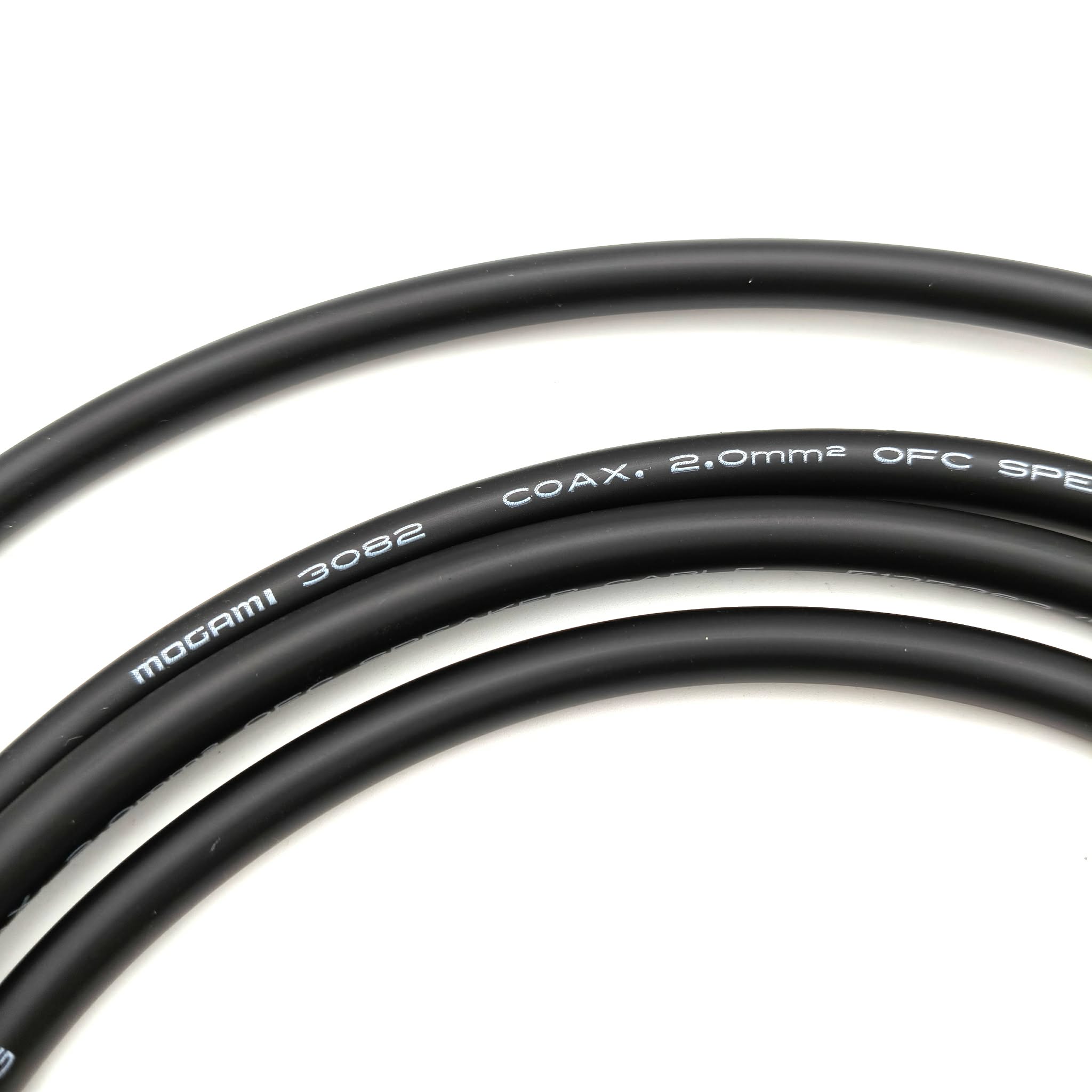 Mogami 3082 線身盤繞特寫,印字可見 MOGAMI 3082 COAX. 2.0mm² OFC SPEAKER CABLE